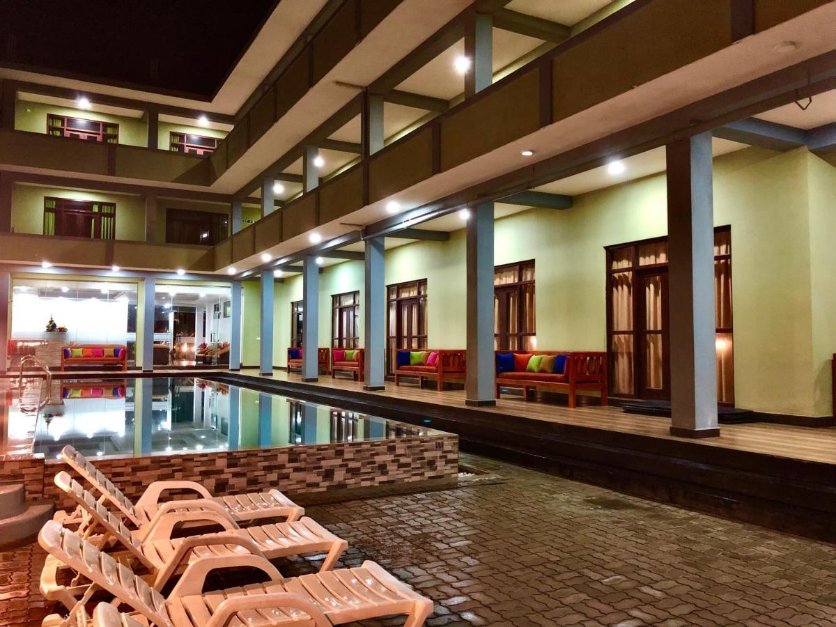 Serenade Beach Hotel ヒッカドゥワ エクステリア 写真