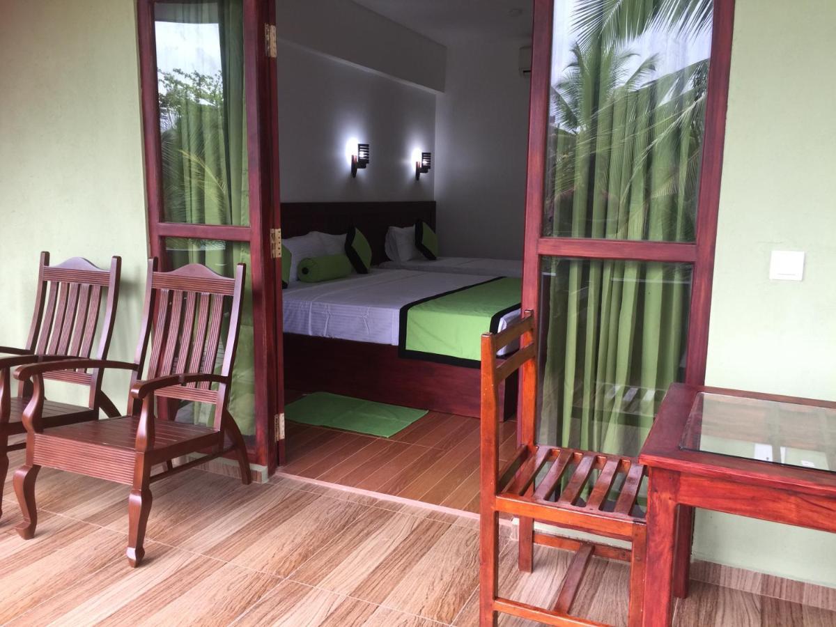 Serenade Beach Hotel ヒッカドゥワ エクステリア 写真