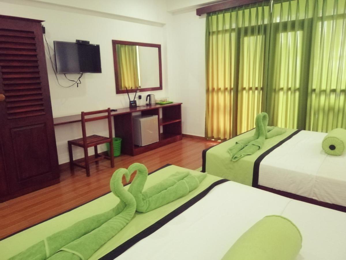 Serenade Beach Hotel ヒッカドゥワ エクステリア 写真