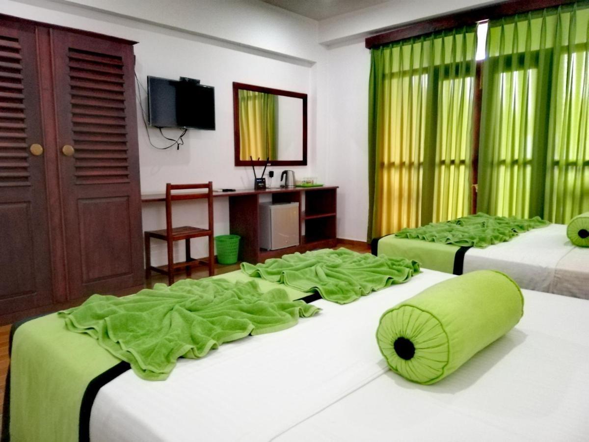 Serenade Beach Hotel ヒッカドゥワ エクステリア 写真