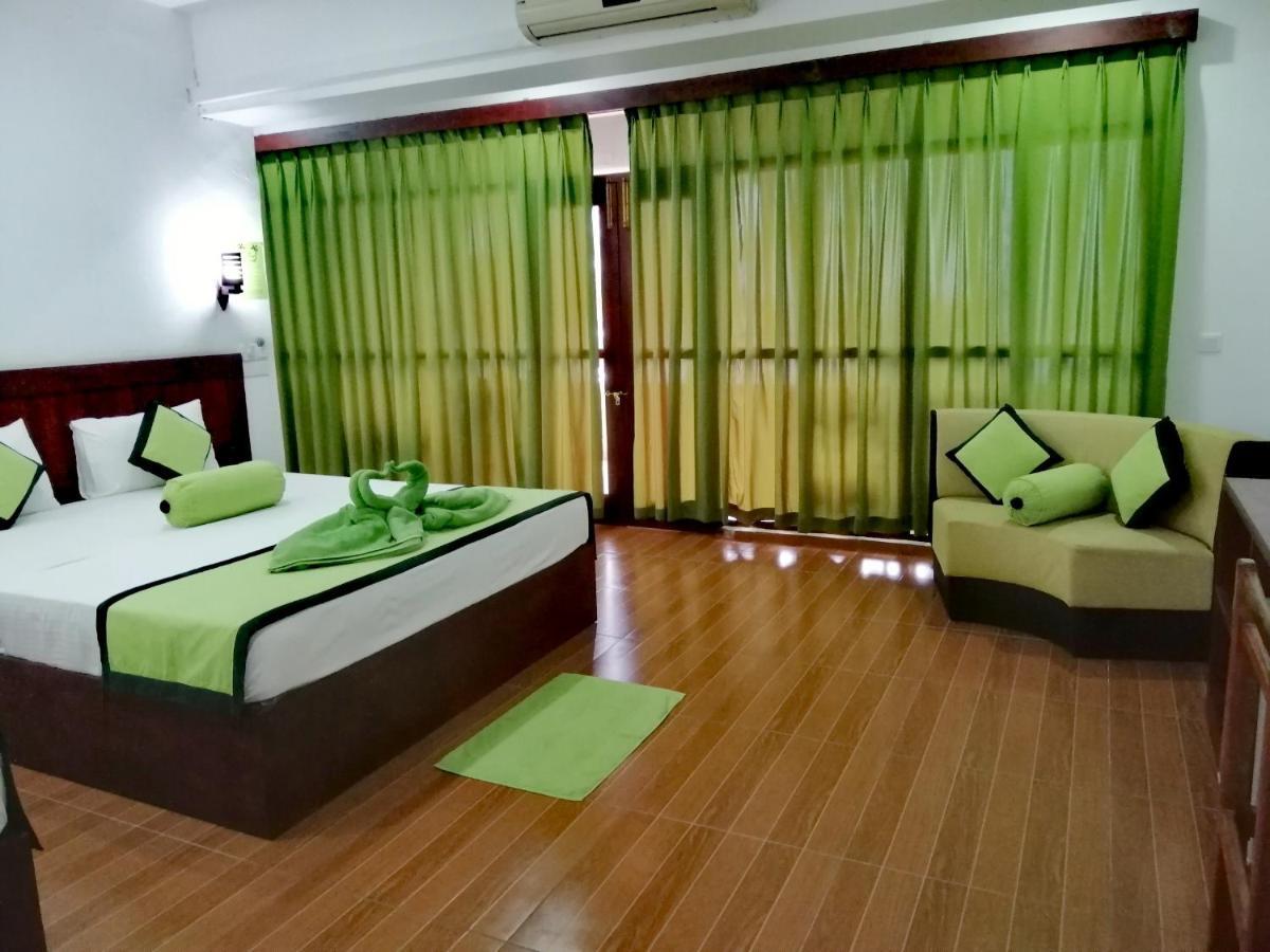 Serenade Beach Hotel ヒッカドゥワ エクステリア 写真